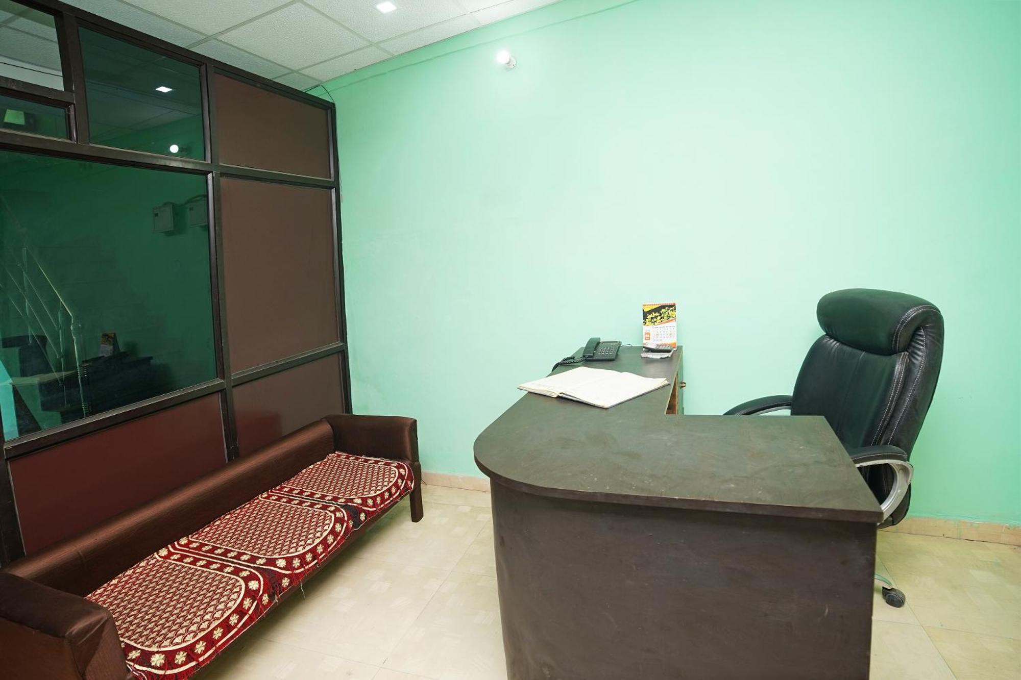 Hotel O Paras Guest House & Restaurant Haldwāni Екстериор снимка
